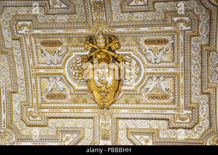 Wappen von Papst Paul V. an der Decke des Portikus in der Basilika von St. Peter in St. Peter's Square, Vatikanstadt. Stockfoto