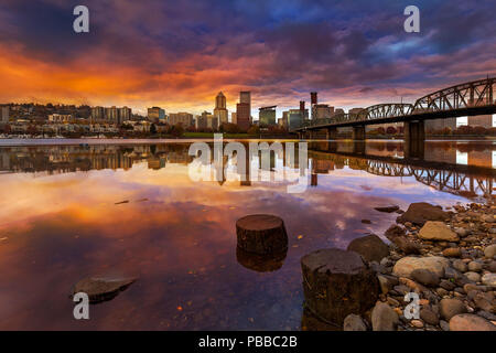 Einen schönen Sonnenuntergang über der Innenstadt von Portland Oregon Küste entlang Willamette River von eastbank Esplanade Stockfoto