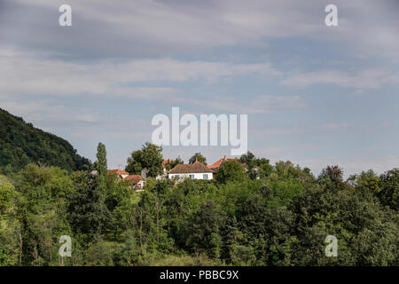 Auf dem Land, in den westlichen Serbien - ländliche Haushalte in den Hügeln von dichten Wäldern umgeben Stockfoto