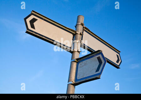 Wegweiser mit drei leeren Schilder gegen blauen Himmel niedrigen Blickpunkt Kopierraum. Entscheidungskonzept. Stockfoto