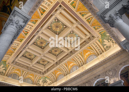 Reich verzierte Decke in der Aula der Thomas Jefferson Gebäude der Bibliothek des Kongresses in Washington DC. Die stark dekoriert Beaux-Arts-Stil Stockfoto