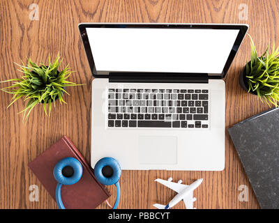 Geschäftsmann notebook Traveler Bild von oben vie, Bücher, Kopfhörer, Kanne Gras Stockfoto