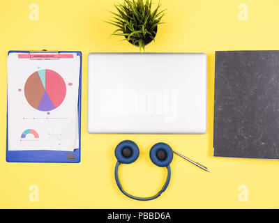 Der Geschäftsmann Mann laptop Top View Konzept Bild, Zwischenablage, Kopfhörer, Kanne Gras Stockfoto