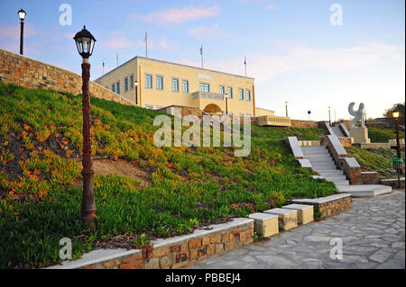 Nachtansicht von Chora Rathaus, der Insel Naxos, Griechenland Stockfoto