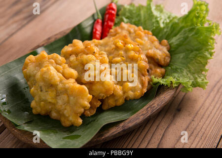 Indonesische traditionelle bergedel oder bakwan Jagung Stockfoto