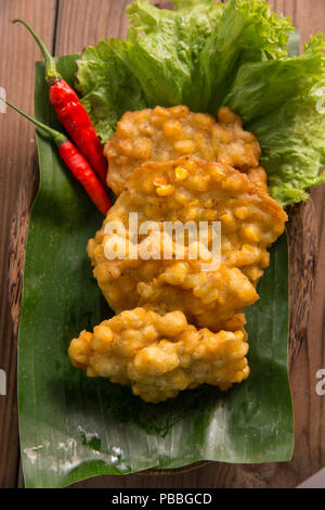 Indonesische traditionelle bergedel oder bakwan Jagung Stockfoto