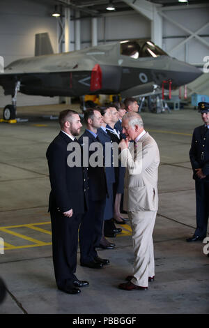 Der Prinz von Wales trifft die Mitglieder der Streitkräfte vor einer F-35 bei einem Besuch 617 Squadron, RAF Marham in Kings Lynn, Norfolk. Stockfoto