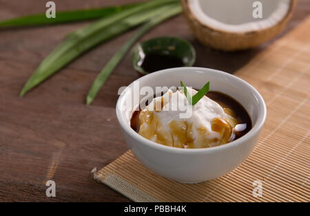Gekochte Reismehl in Kokosmilch. bubur sumsum Stockfoto
