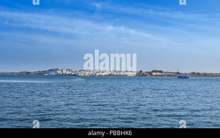 Ayamonte skyline Zeigen von Vila Real de Santo Antonio Docks. Algarve, Portugal Stockfoto