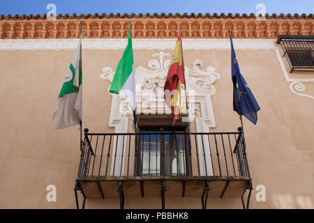 Almendralejo, Spanien. 26. Januar 2018: Rathaus Gebäude ehemaligen Palast der Monsalud, Almendralejo, Badajoz, Spanien. Balkon mit Fahnen Stockfoto