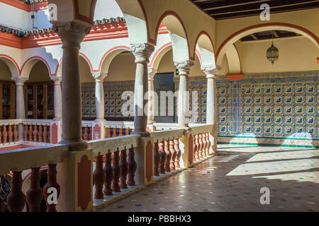 Almendralejo, Spanien. 26. Januar 2018: Rathaus Gebäude ehemaligen Palast der Monsalud, Almendralejo, Badajoz, Spanien. Obergeschoss Innenhof Stockfoto