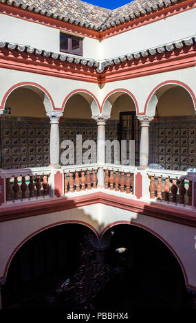 Almendralejo, Spanien. 26. Januar 2018: Rathaus Gebäude ehemaligen Palast der Monsalud, Almendralejo, Badajoz, Spanien. Obergeschoss Innenhof Stockfoto