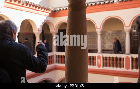 Almendralejo, Spanien. 26. Januar 2018: Rathaus Gebäude ehemaligen Palast der Monsalud, Almendralejo, Badajoz, Spanien. Besucher im Obergeschoss Innenhof Stockfoto