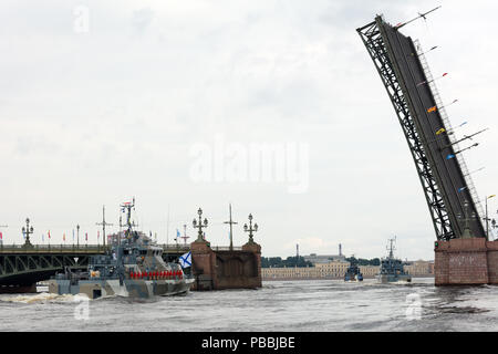 St. Petersburg, Russland - Juli 26, 2018: Kriegsschiffe unter Trinity Brücke in den Fluss Newa eröffnet Vorbereitung zur Marine Parade. Es ist bekannt in den l Stockfoto