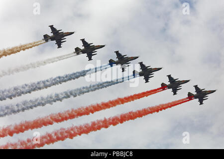 St. Petersburg, Russland - Juli 26, 2018: Aircratts der Naval Aviation im Himmel während der Generalprobe des Navy Day Parade. Marine Tag gefeiert. Stockfoto