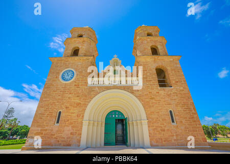 Vorderansicht des berühmten St. Francis Xavier's Kathedrale mit Twin Towers, dem Hauptort des katholischen Gottesdienstes in Geraldton, Western Australia. Geraldton Ca Stockfoto