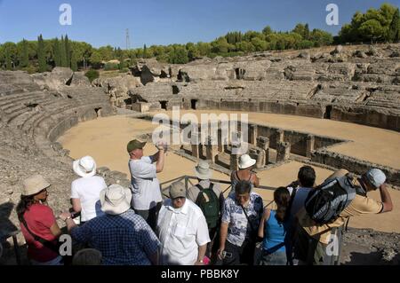 Die römischen Ruinen von Italica - Amphitheater und Touristen Santiponce heisst, Provinz Sevilla, Andalusien, Spanien, Europa. Stockfoto