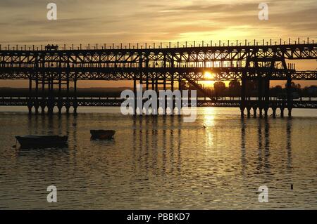 Bin uelle de Riotinto", Alte mineral Pier am Fluss Odiel, Huelva, Andalusien, Spanien, Europa. Stockfoto