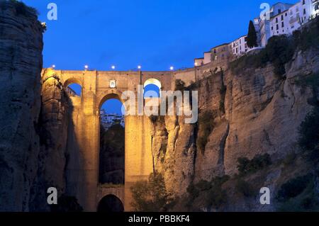 Neue Brücke über die Schlucht "Tajo" bei Dämmerung, Ronda, Provinz Malaga, Andalusien, Spanien, Europa. Stockfoto