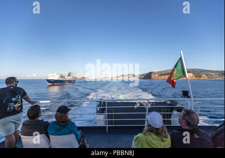 Fahrgäste im oberen Deck anzeigen Horta von Fähre nach Madalena, Insel Pico, Azoren, Portugal Stockfoto