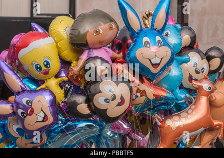 Zeichentrickfigur Ballons während der Karneval von Funchal, Madeira Stockfoto