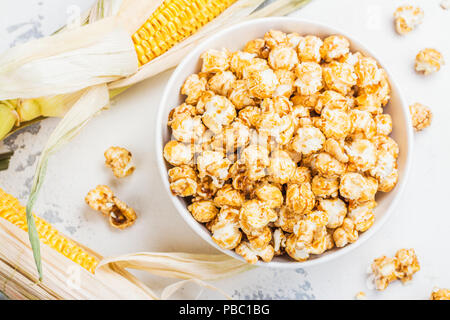 Karamell Popcorn in einer weißen Schüssel Stockfoto