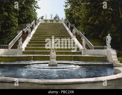 . Englisch: "Goldene Treppe 'Cascade in Peterhof (St. Petersburg, Russland). 19. Jahrhundert photochrom Print (1890-1900)???????:?????? "??????? ????"? ????????? (?????-?????????,??????). ??????? ?????????????? XIX???? (1890-1900). Zwischen 1890 und 1905 1184 Peterhof goldene Treppe Cascade 1890-1900 Stockfoto