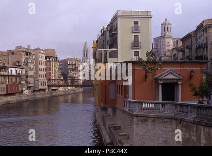 RIO OÑAR EIN SU PASO POR LA CIUDAD. Ort: Außen, SPANIEN. Stockfoto