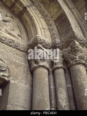 CAPITEL DEL ARPISTA Y DEL CONTORSIONISTA EN LA PORTADA OESTE DE LA IGLESIA DE SAN SALVADOR - SIGLO XIII-ROMANICO ESPAÑOL. Autor: Maestro de Agüero (12.). Lage: Iglesia del Salvador, Ejea de los Caballeros, SPANIEN. Stockfoto