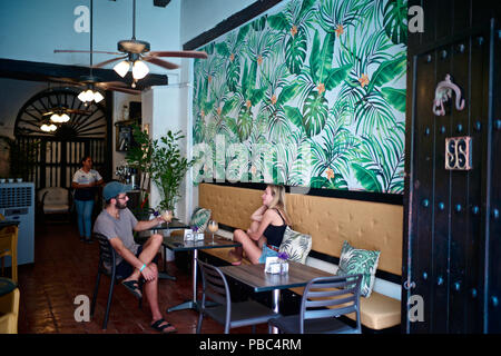 Touristen genießen Sie einen Drink in einem der vielen Restaurants in Cartagena de Indias Stockfoto