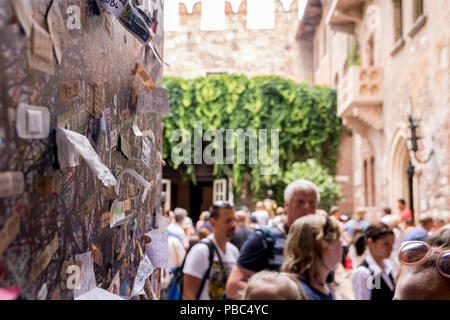 Touristen auf dem Balkon der Casa di Giulietta (das Haus der Julia), Via Cappello, Liebesbriefe an Wand, Romeo und Giulietta Touristenattraktion, Konzept Stockfoto