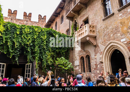 Touristen auf dem Balkon der Casa di Giulietta (das Haus der Julia), Via Cappello, Verona, Venetien, Italien, Romeo und Giulietta Touristenattraktion Square Stockfoto