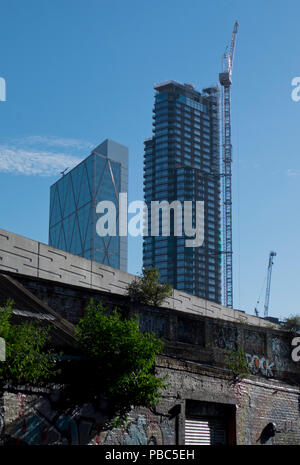 Alte Rat Gehäuse apartments Lager verurteilt in Shoreditch abgerissen, mit neuen Büros und luxuriöse tower Blocks im Hintergrund, London, England, Großbritannien. Stockfoto