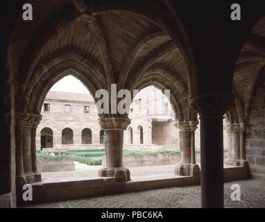 VISTA DEL CLAUSTRO DESDE UNA GALERIA-. Lage: MONASTERIO DE SANTA MARIA, BUGEDO, Burgos, Spanien. Stockfoto