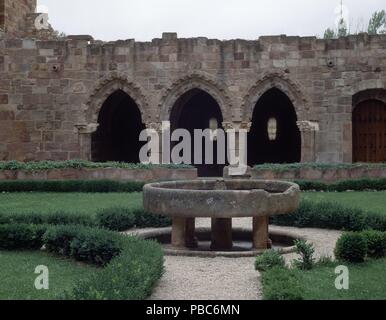 CLAUSTRO - PILA Y ARCOS APUNTADOS -. Lage: MONASTERIO DE SANTA MARIA, BUGEDO, Burgos, Spanien. Stockfoto