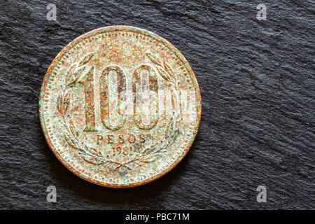 Korrodierte Münze von 100 chilenische Pesos von 1981. Stockfoto