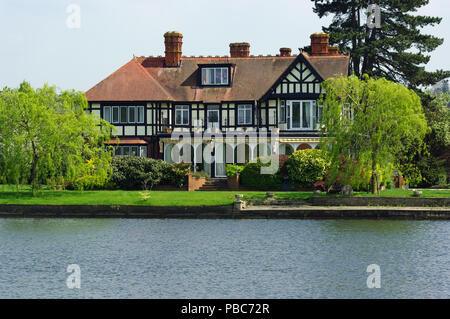 Haus aus dem Grange andere die andere Seite der Themse, Bourne End, Buckinghamshire genommen Stockfoto