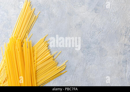 Vielfalt der Arten und Formen der trockenen italienischen Pasta - Spaghetti, Linguine, Conchiglie, Ellenbogen Makkaroni, Fusilli. Stockfoto