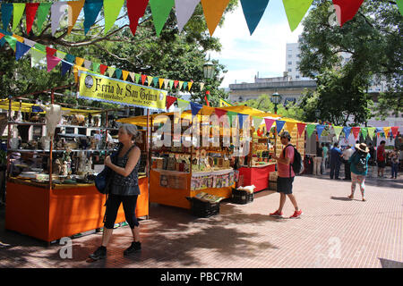 Buenos Aires, Argentinien - 2018-02-04: Feria de San Pedro Telmo, oder die San Telmo fair a oder Markt am Sonntag in Buenos Aires, Argentinien Stockfoto