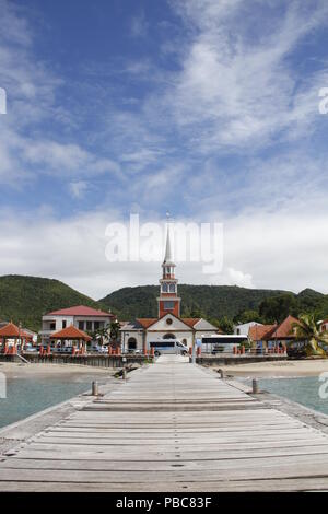 Blick auf St. Heinrich Kirche und Les Anses d'Arlet Dorf aus Pier, Grand Anse, Martinique (Französische Antillen), Frankreich Stockfoto