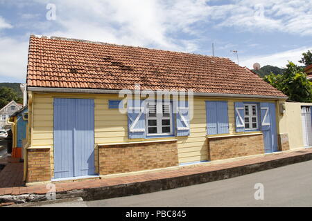 Niedliche gelbe Haus auf Allee des Arlesiens in Les Anses d'Arlet Village, Grand Anse, Martinique (Französische Antillen), Frankreich Stockfoto