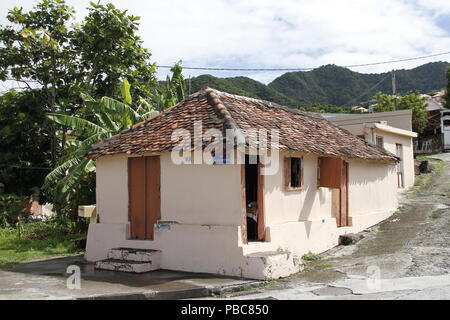 Altes Haus in der Rue de la Batterie in Les Anses d'Arlet Village, Grand Anse, Martinique (Französische Antillen), Frankreich Stockfoto