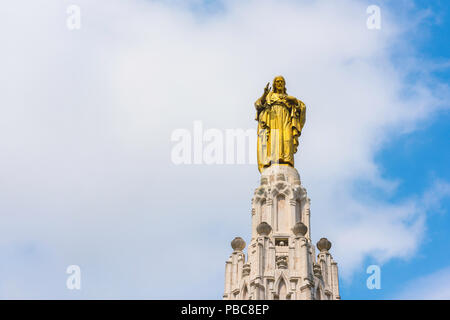 Bilbao Jesus Christus, Ansicht der goldenen Statue Christi auf dem Monumento al Sagrada Corazon de Jesus im Zentrum von Bilbao, Spanien. Stockfoto