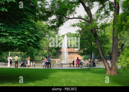 Bilbao Park Spanien, Ansicht von Erwachsenen und Kindern an einem See in der Mitte des Parque de Dona Casilda d': Iturriza in Bilbao, Spanien. Stockfoto