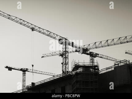 Baukräne auf einer Baustelle in Berlin. Stockfoto