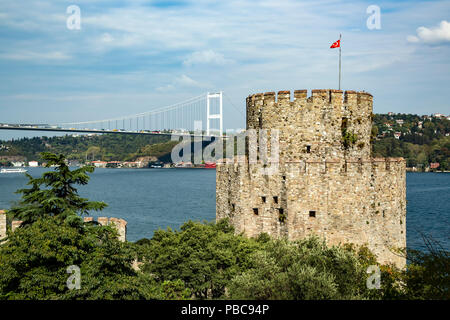 Turm, Festung Europa (rumelihisari), Straße von Bosporus und Fatih Sultan Mehmet Brücke, Istanbul, Türkei Stockfoto
