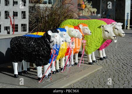 Schafe als Dekoration vor einem Geschäft in der Innenstadt von Berlin. Stockfoto