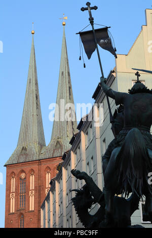 Blick auf die Nikolaikirche im Nikolaiviertel in Berlin Stockfoto