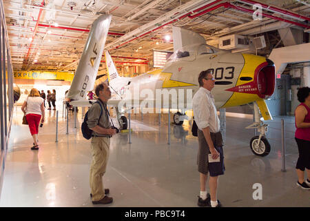 NEW YORK, USA - 25.September 2015: Innenraum des USS Intrepid (Die KÄMPFE ICH), eine von 24 Essex-Klasse Flugzeugträger während des Zweiten Weltkriegs gebaut für die Stockfoto