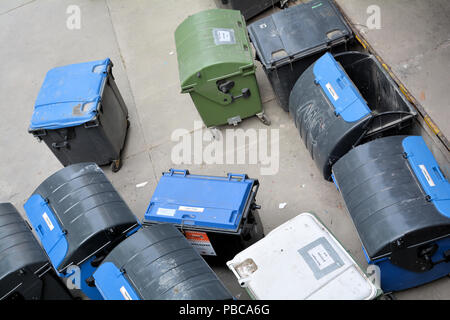 Müllcontainer auf einem Hinterhof in Berlin Stockfoto